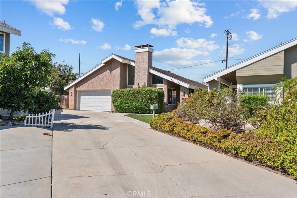Photo of 10059 Hillview Ave Ave, Chatsworth, CA 91311 (MLS # CV25217642)