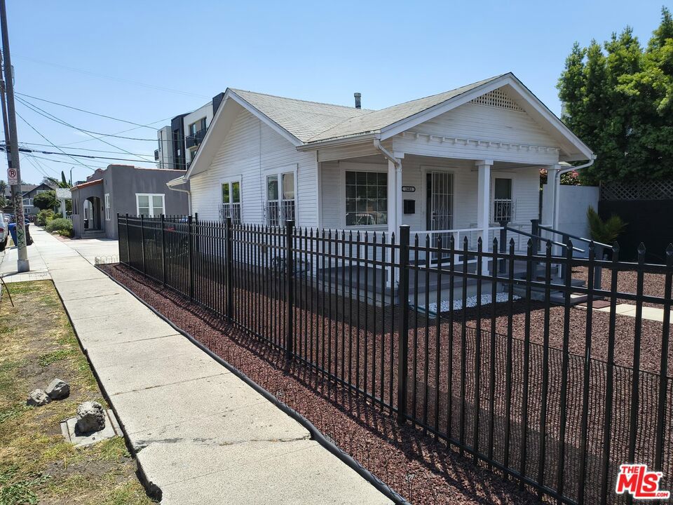 2402 Carmona Avenue