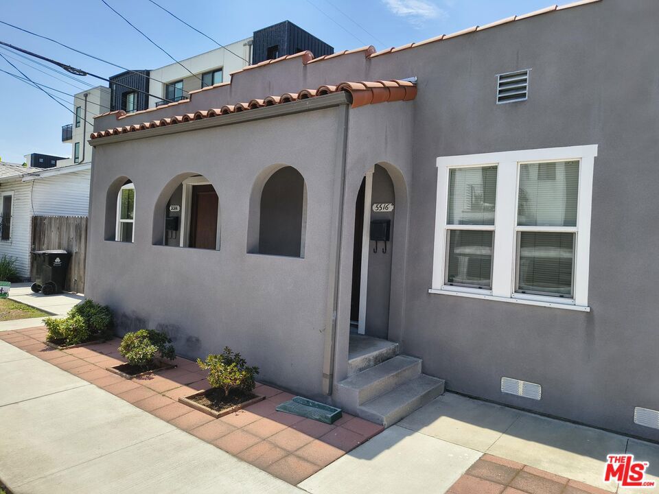 2402 Carmona Avenue