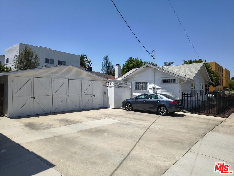 2402 Carmona Avenue