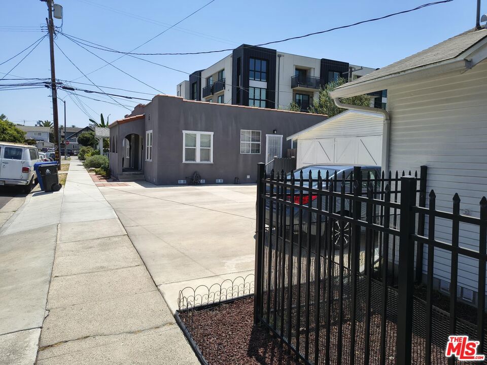 2402 Carmona Avenue