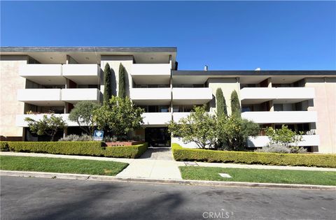 Photo of 10633 Kinnard Avenue #20, Los Angeles, CA 90024 (MLS # SR26041637)