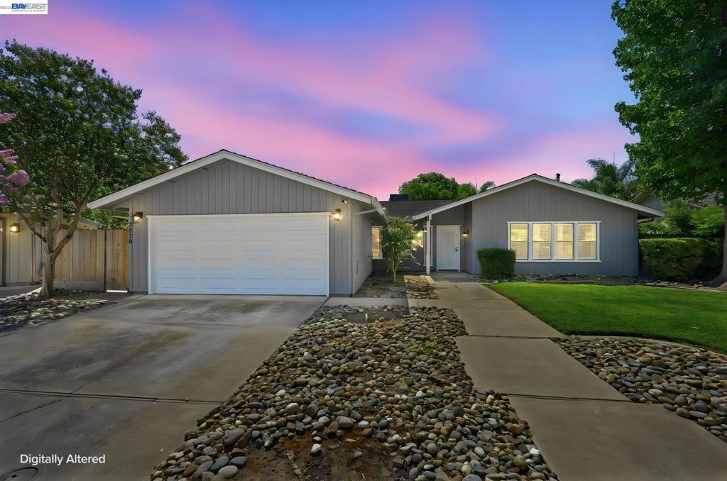 2870 Smoke Tree Cir