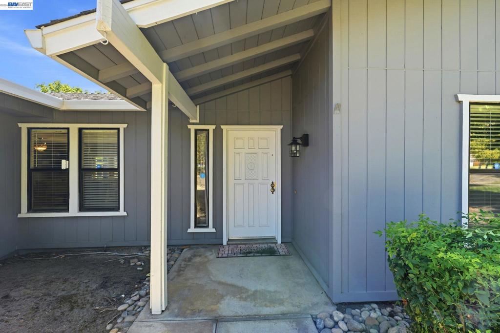 2870 Smoke Tree Cir
