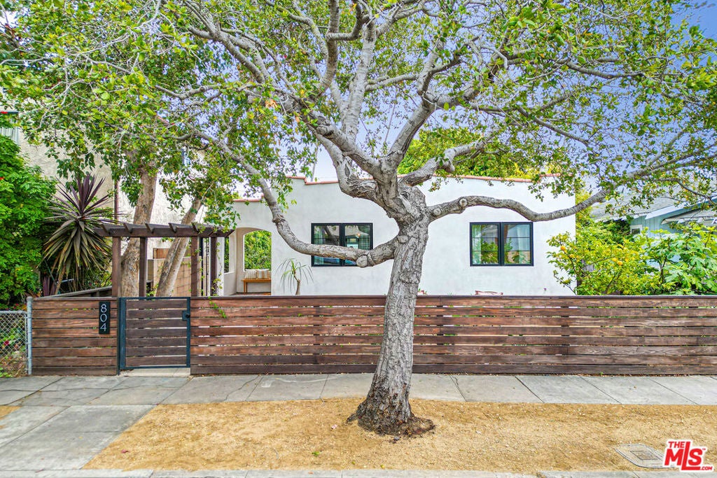 Photo of 804 Boccaccio Avenue, Venice, CA 90291 (MLS # 26838039)