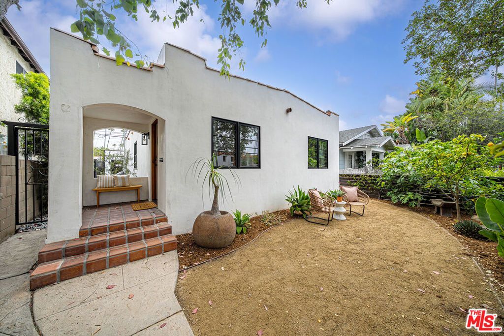 Photo of 804 Boccaccio Avenue, Venice, CA 90291 (MLS # 26838039)