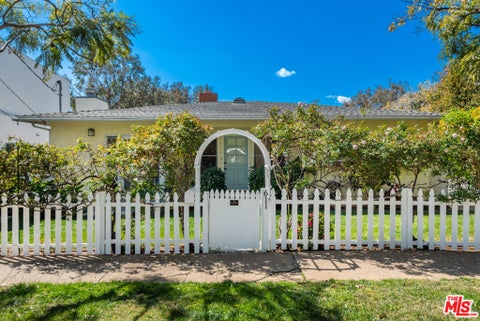 Photo of 611 Baylor Street, Pacific Palisades, CA 90272 (MLS # 26103200)
