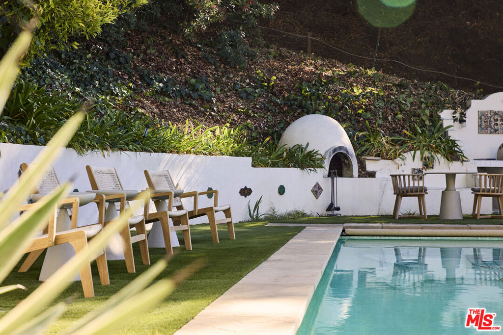 3268 Serra Road