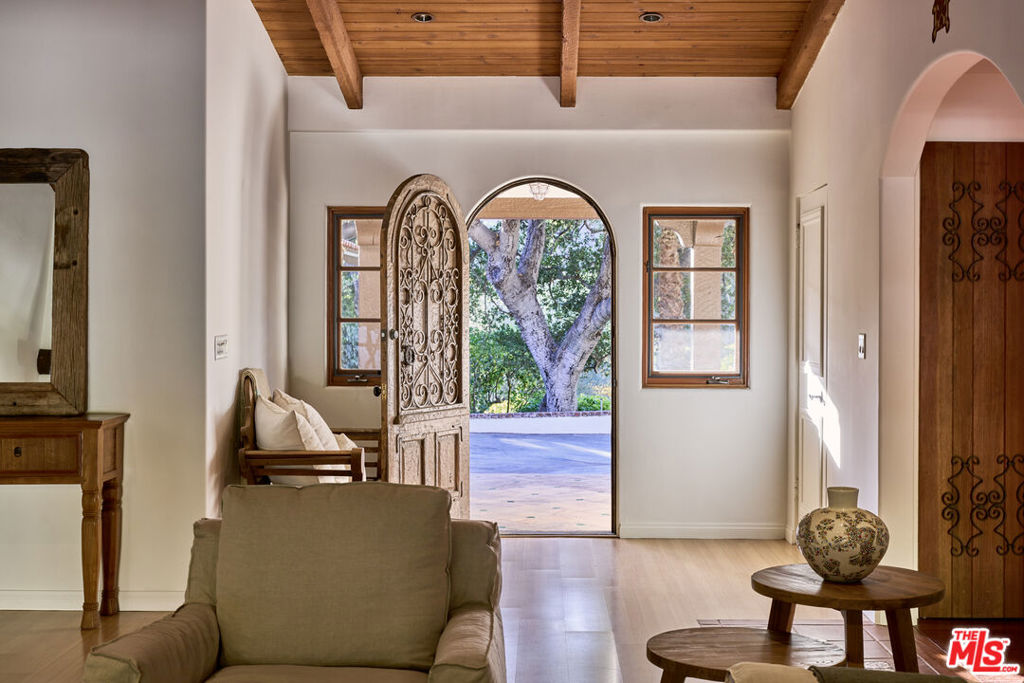 3268 Serra Road