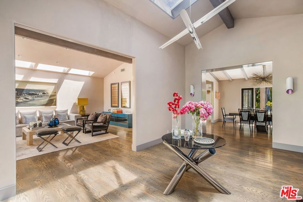 Photo of 1424 Oriole Drive, Los Angeles, CA 90069 (MLS # 25561549)