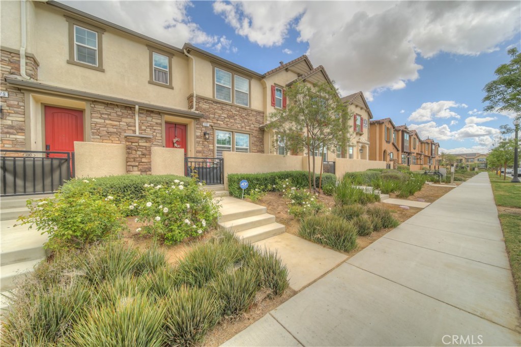 3981 E Huntington