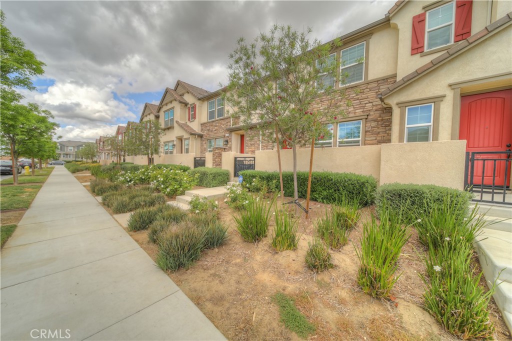 3981 E Huntington