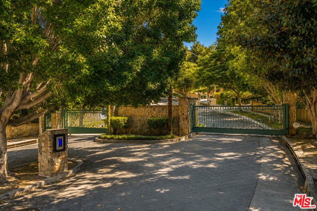 868 Braewood Court
