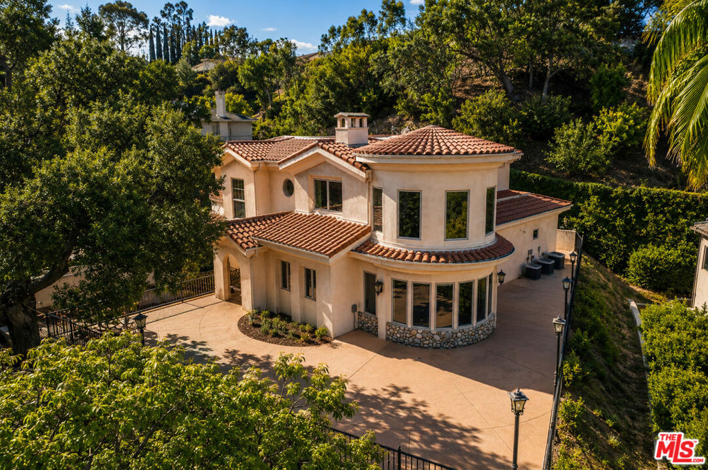 868 Braewood Court