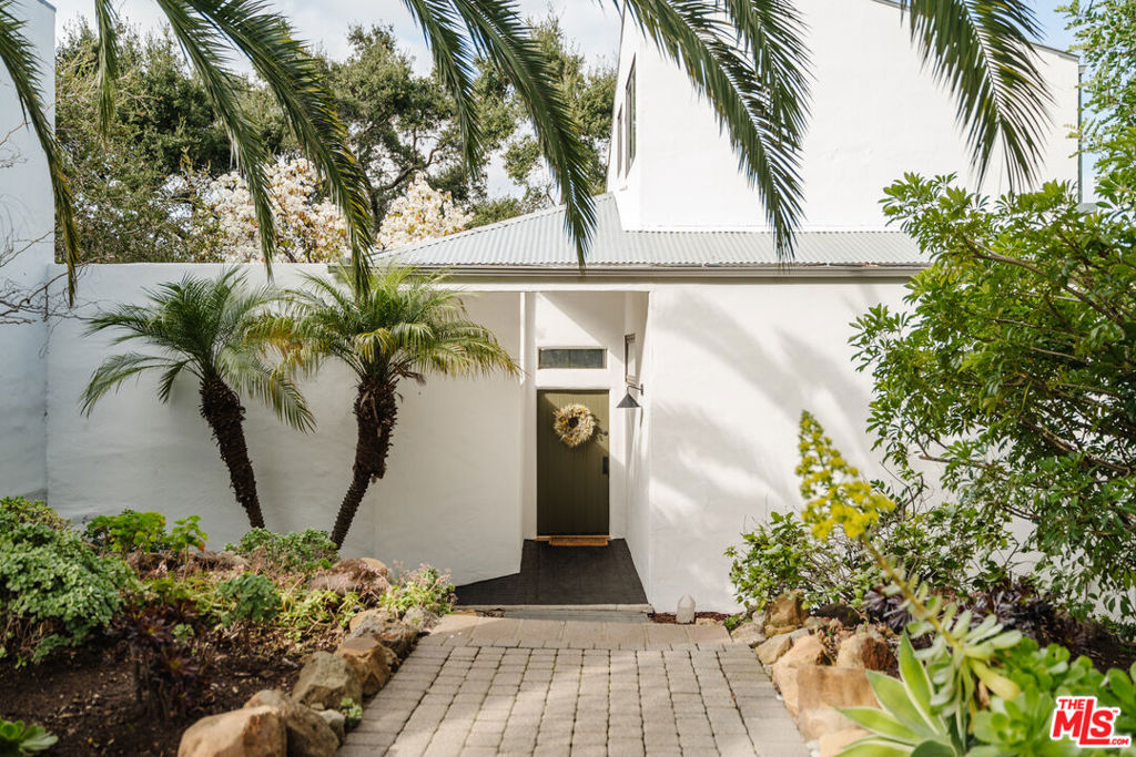 2002 Tuna Canyon Road