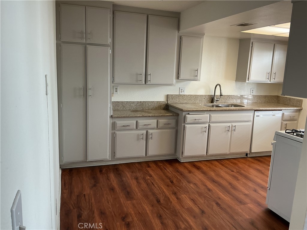 Great location condo, nearby shopping centers, Alhambra hospital, schools, restaurants and all the amenities.