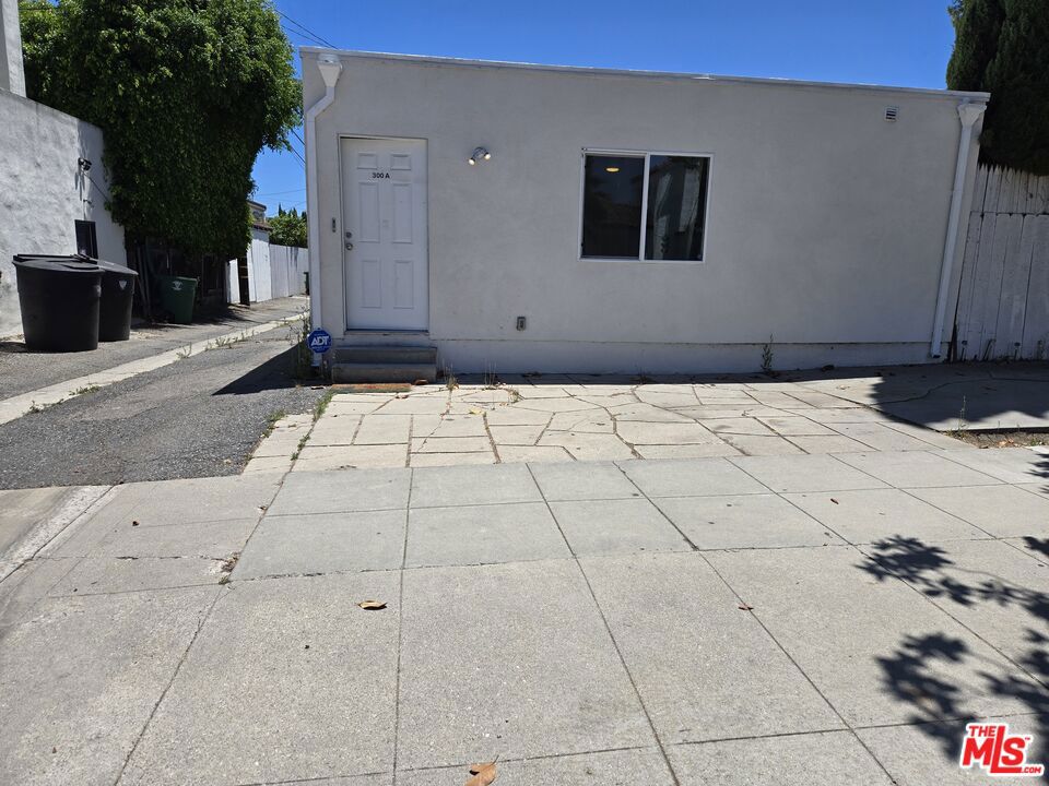 1 Bedroom private ADU in South Beverly Hills. Modern Design with appliances and located for easy access all of the Westside. Ready for move-in and priced for the right tenant. No use of Yard or other parts of the property. Only living/use within the unit. Utilities to be paid by Tenant. Square Footage is unknown. Parking - Inquire. No pets.