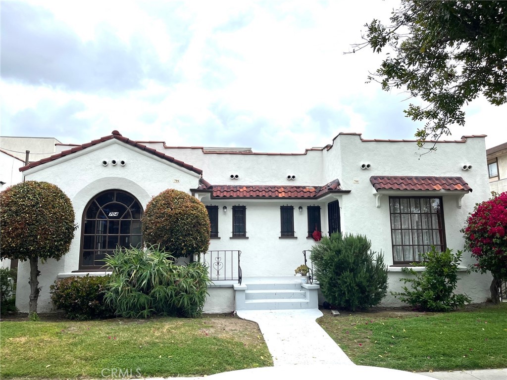 Welcome to this spacious/large 1 bedroom 1 bath Rental in Glendale that feels like home not an apartment. This unit has only one attached wall with one neighbor and is on a one flat level. Has laundry hookups for stackable washer & dryer in the kitchen but no garage ( street parking only). Freshly painted entirely, cleaned and ready to move in. Section 8 is OK!