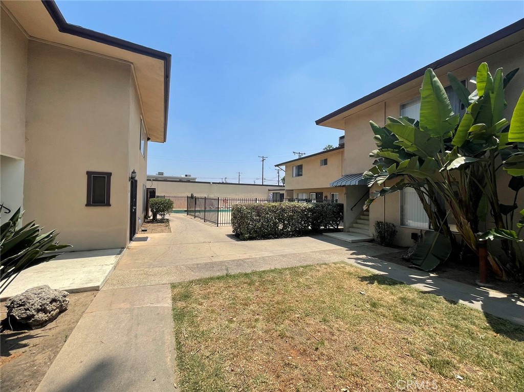 826 N Barranca