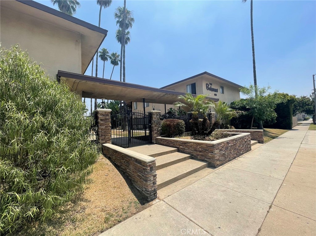 826 N Barranca