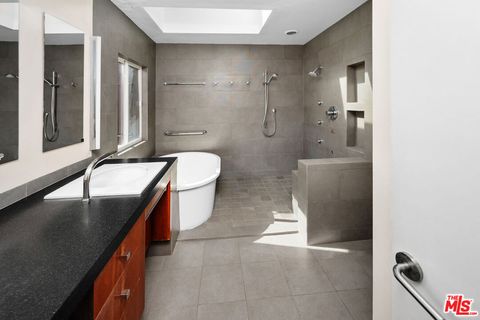 Tiny photo for 550 Almar Avenue, Pacific Palisades, CA 90272 (MLS # 26652221)