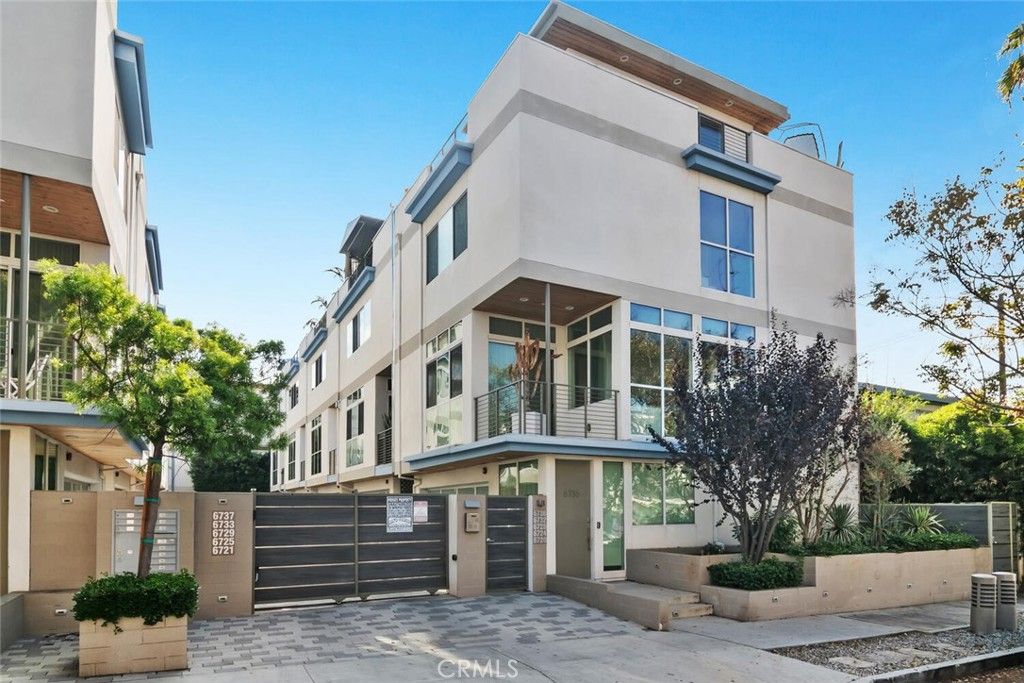 Photo of 6736 W Hepburn Way Way, Los Angeles, CA 90038 (MLS # SR25223229)