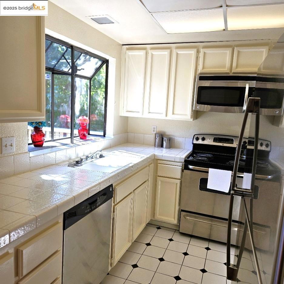 UNIVERSITY HILLS - Residential