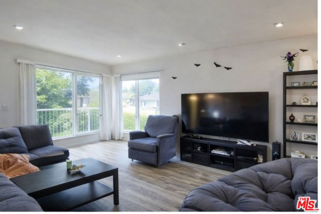 7000 S La Cienega Boulevard 28