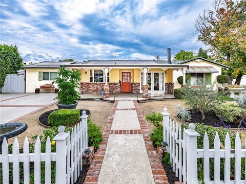 Photo of 1389 Calle Durazno, Thousand Oaks, CA 91360 (MLS # SR25260108)