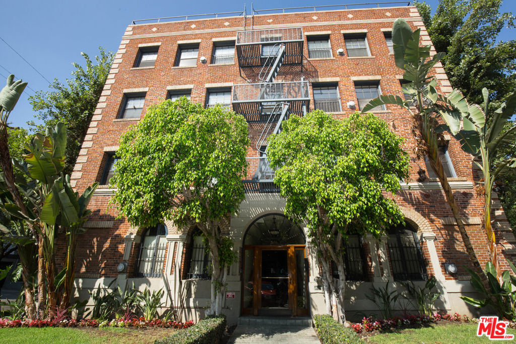 Beautiful junior apartment with exposed brick and working. This is a must see! The unit comes with hardwood floors, full kitchen, separate room that can be used as a bedroom and a full bathroom. View of the treelined streets. Located on a beautiful treelined street between Wilshire and 3rd. Walk to cafes, coffee shops and the Grove. Parking is off street and permitted through the city. Building is secure with code for entry. Pictures are of a like unit.