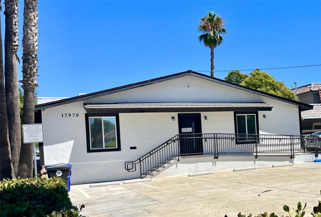 Fully renovated and improved medical office building with a huge reception room, multiple exam rooms all equipped with the latest, X-ray room, ample parking with tremendous visibility on a corner within a high density residential community of Canyon Country in Santa Clarita.
Lease rate and terms are negotiable.