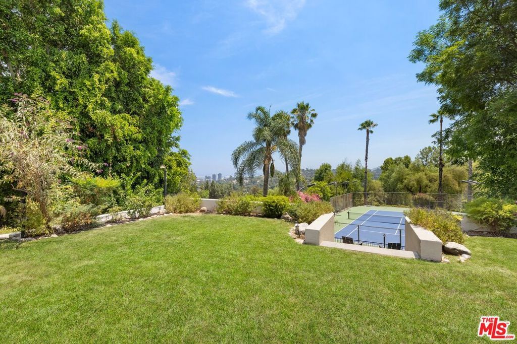 Photo of 16820 Oak View Drive, Encino, CA 91436 (MLS # 25592775)