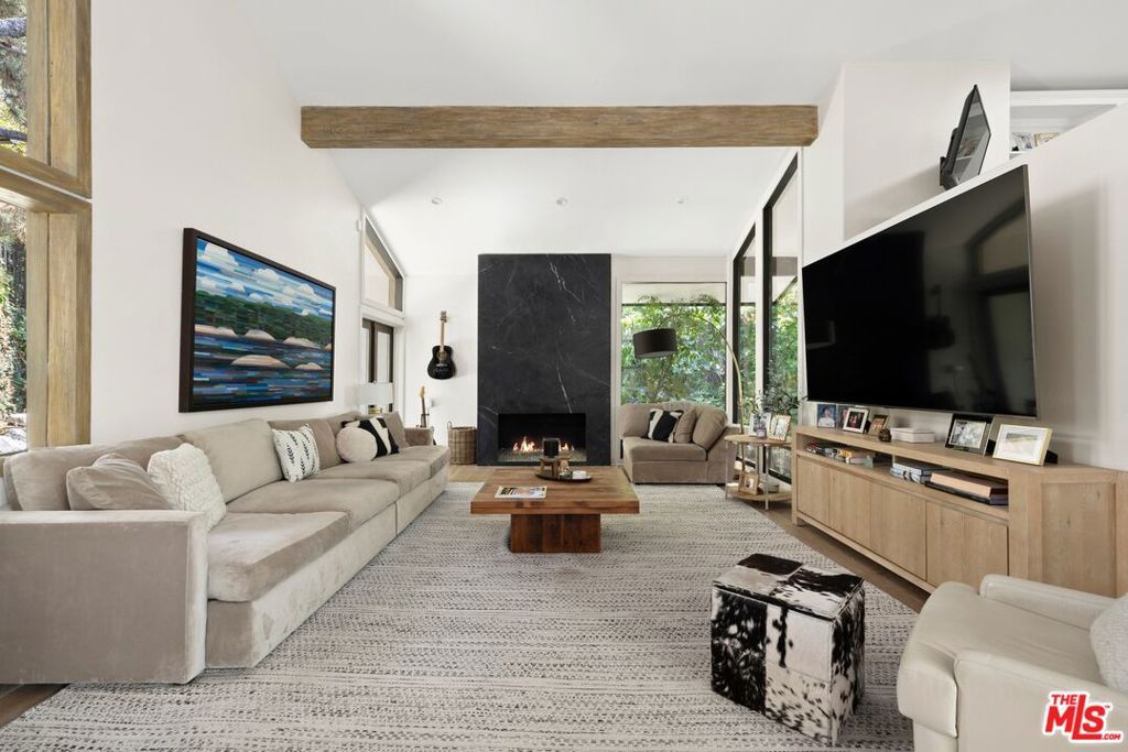 Photo of 16820 Oak View Drive, Encino, CA 91436 (MLS # 25592775)