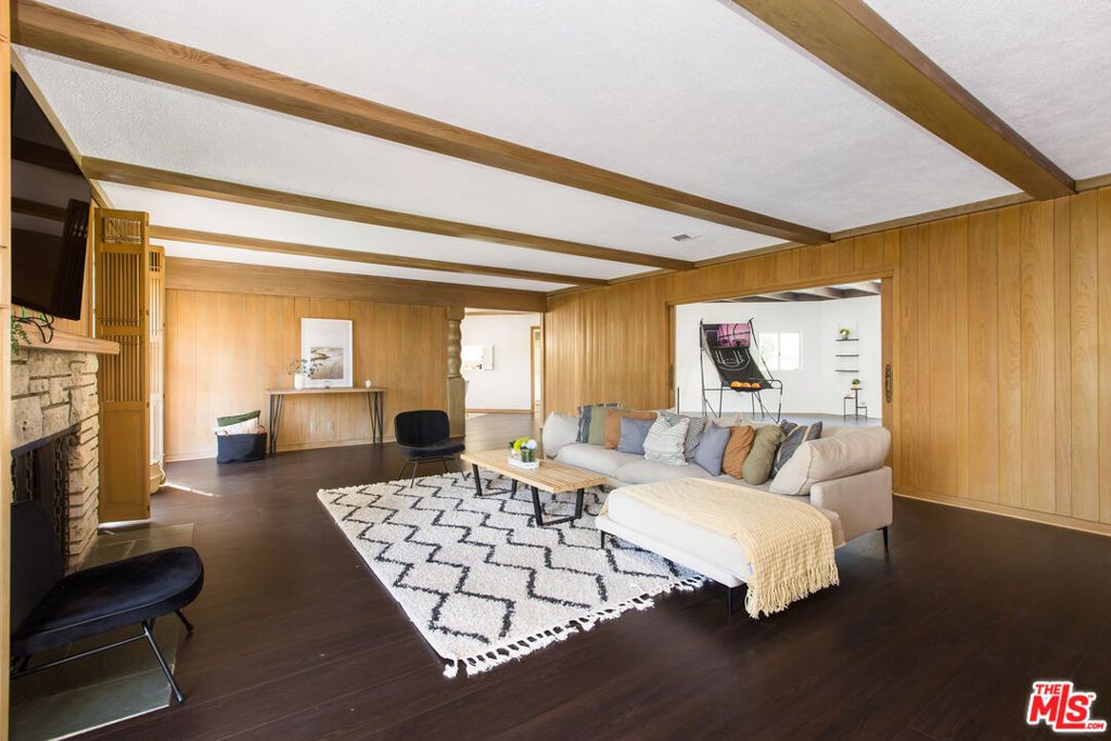 Photo of 19471 Rosita Street, Tarzana, CA 91356 (MLS # 26836911)