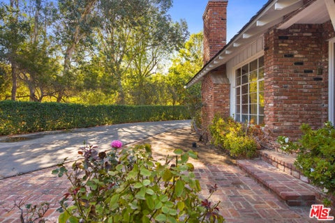 Photo of 19471 Rosita Street, Tarzana, CA 91356 (MLS # 26836911)