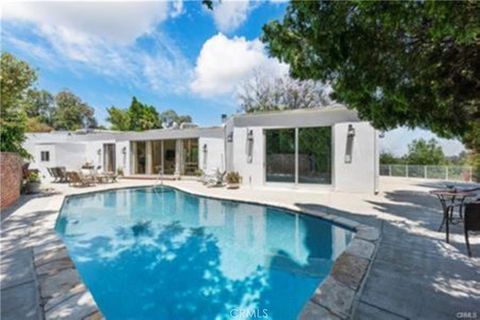 Photo of 5353 SHIRLEY Avenue, Tarzana, CA 91316 (MLS # SR26031126)