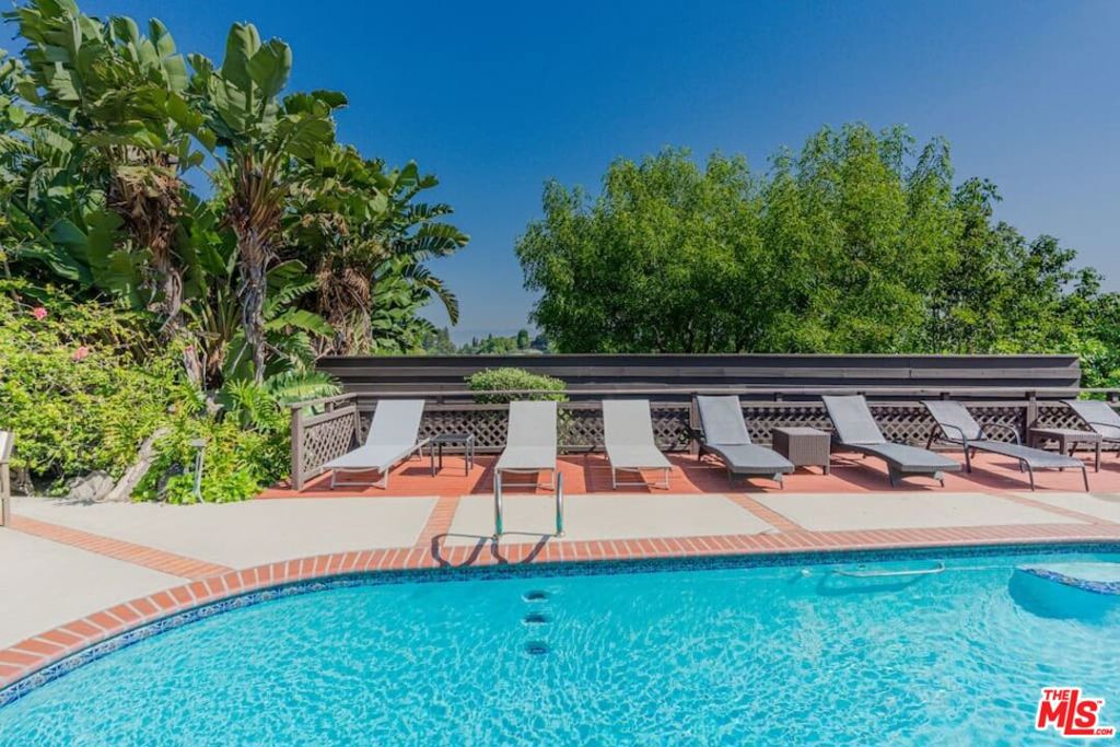 Available 6 months+ to 1 year+. Fully Furnished & Fully Equipped. 4 Bedrooms Furnished with 6 Queen Beds. A tranquil Laurel Canyon retreat! just minutes to Fryman Canyon Park, a popular hiking spot, and quick access to top dining/shopping/entertainment options in West Hollywood or the Ventura Blvd shopping district in Studio City/Sherman Oaks. Relax and rejuvenate in the heated pool and spa, and sunbathe on the lounge chairs.