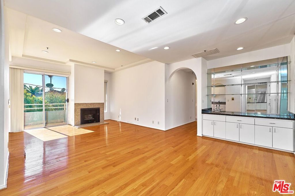 5050 Maplewood Avenue 206