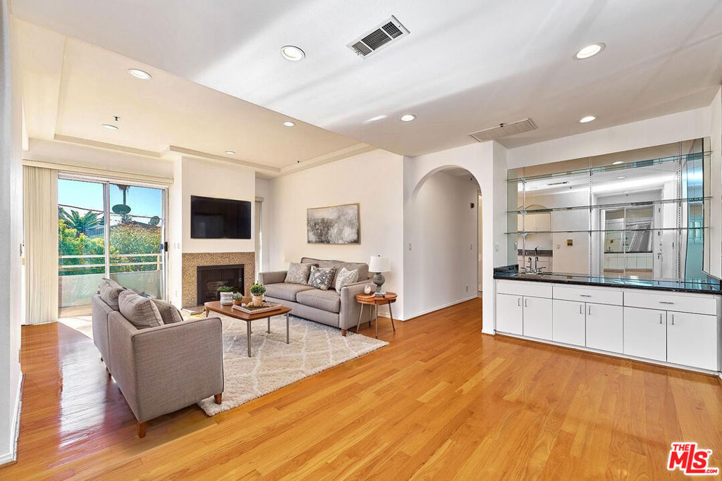 5050 Maplewood Avenue 206