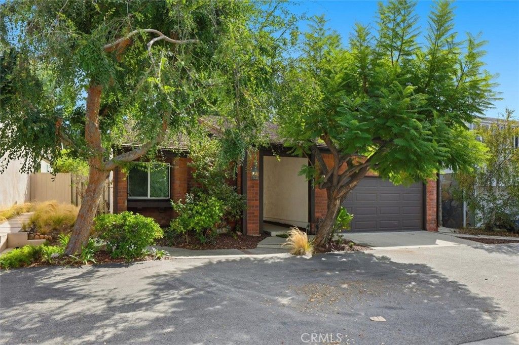 Photo of 17207 Avenida De La Herradura, Pacific Palisades, CA 90272 (MLS # SB25243469)
