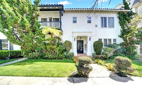 Photo of 124 S Elm Drive #5, Beverly Hills, CA 90212 (MLS # SR26022467)