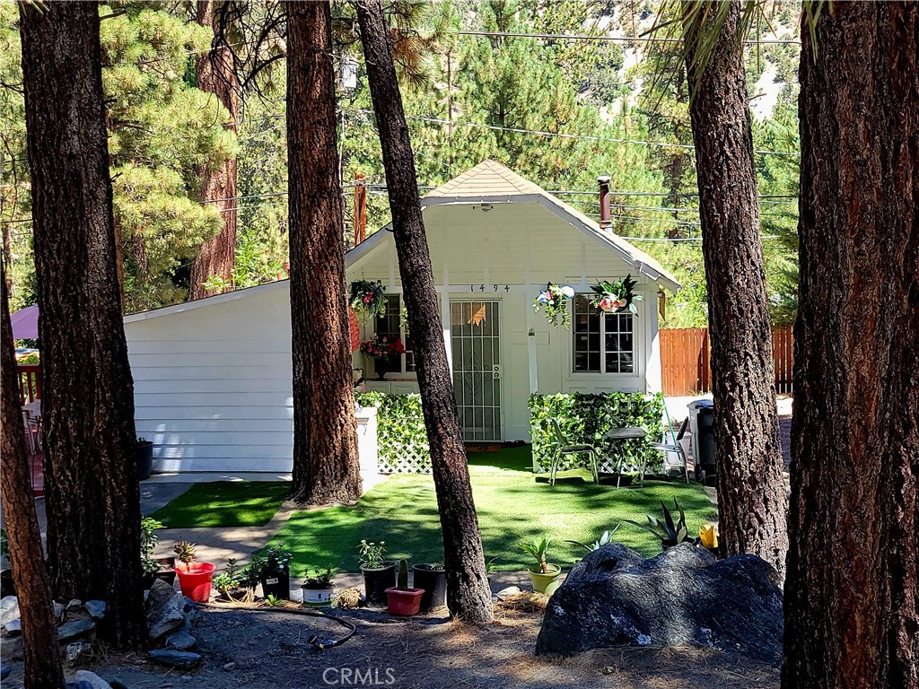 Charming Cabin Retreat in the Heart of Wrightwood
Welcome to this adorable mountain cabin nestled in the heart of Wrightwood! This cozy home features 1 bedroom, a bonus room perfect for guests, an office, or creative space, and 1 full bath. Whether you're looking for a weekend getaway or a full-time residence, this cabin offers the perfect blend of comfort and mountain charm.
Situated on a spacious lot, you'll enjoy plenty of parking, room to relax outdoors, and beautiful views of the surrounding trees. Just minutes from Wrightwood Village and local hiking trails, this home is your ticket to year-round adventure and peaceful living.
Don't miss this opportunity to own your slice of Wrightwood paradise—schedule your showing today!