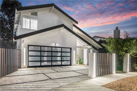 Photo of 6321 Alonzo Avenue, Encino, CA 91316 (MLS # SR25228878)