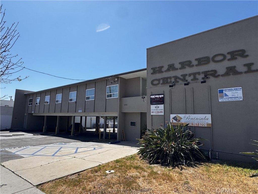 Comfortable office located in the heart of San Pedro, California. Office is approximately 10' x 26'. The building is minutes from the 110 freeway, a stone's throw from downtown San Pedro, and enjoys easy access to three major banks (Citi, Bank of America, and Chase are yards away). J. Trani's is across the street for after-hour meals; Iron City Tavern and El Taco are on the same block, and Starbuck's is a block away on 9th and Gaffey.
The property has its own off-street parking lot. All utilities are included in the rent; tenant is responsible for internet access and/or telephone service and/or security services if the tenant wants those services.