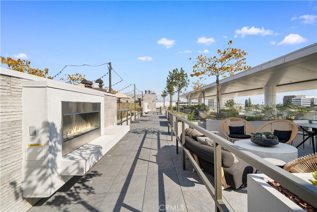 709 E Walnut Street 215
