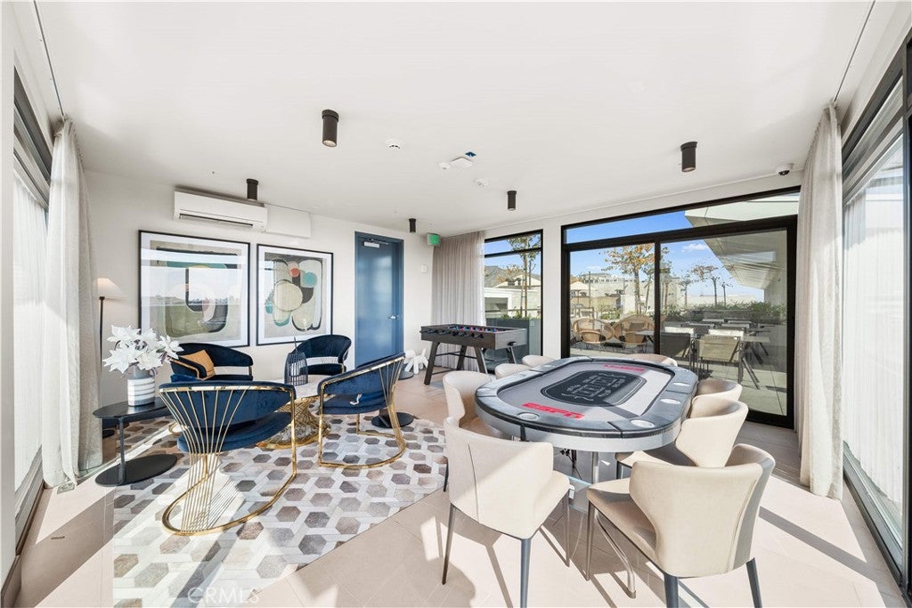 709 E Walnut Street 215