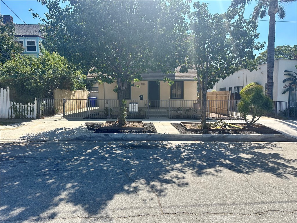 Welcome home to this 3 bedroom 1 1/4 bath 1100sqft home in downtown Riverside. This home is turnkey and move in ready and is located on a beautifully manicured street in the historic district of downtown Riverside. The residence features hardwood floors and beautiful tile flooring through the kitchen. This home is just a short distance to the historic Mission Inn and downtown Riverside. This home has the benefit of being located centrally to all of the downtown amenities but is also positioned for the simple life the historic district is famous for. This home will not last so schedule your showing now!
