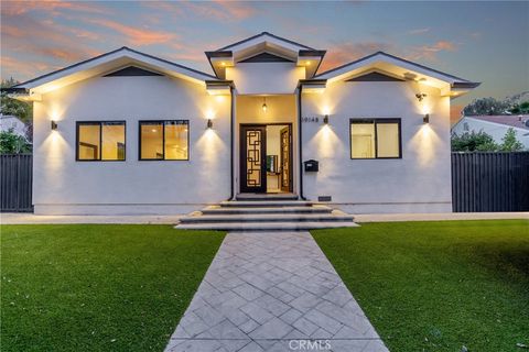 Photo of 19148 Oxnard Street, Tarzana, CA 91356 (MLS # SR25252587)