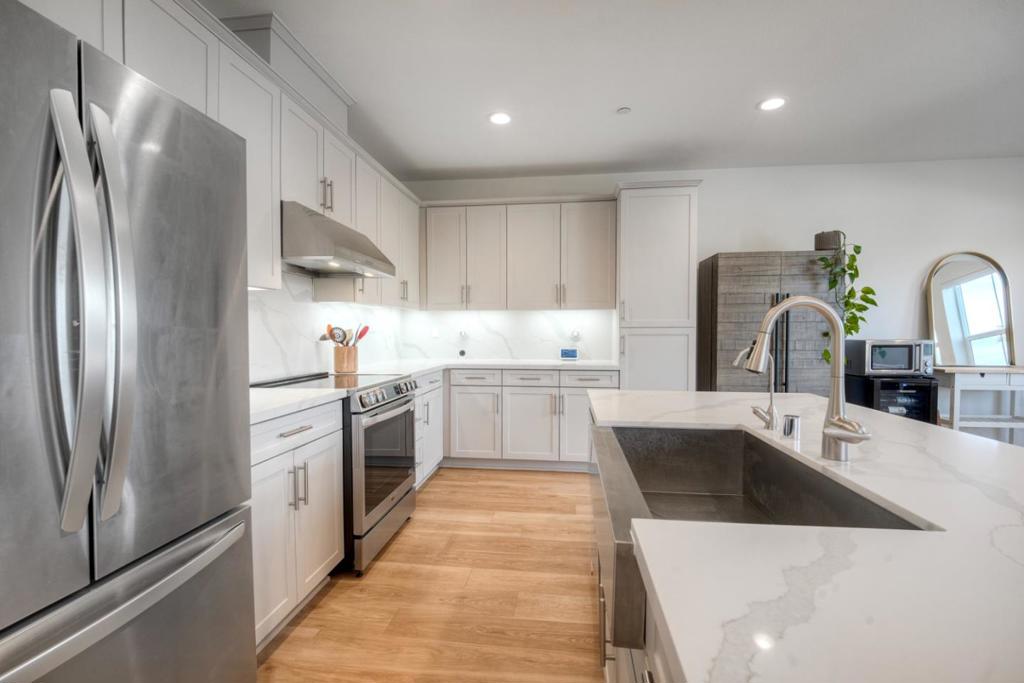 3072 Glenmore Street