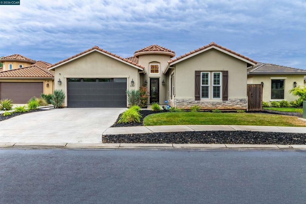 Photo of 8705 Morgan Creek Ln Ln, Roseville, CA 95747 (MLS # 41129500)